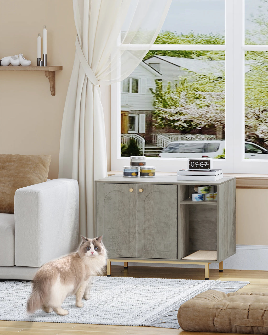 Meuble cache-litière console gris en situation près d'une fenêtre